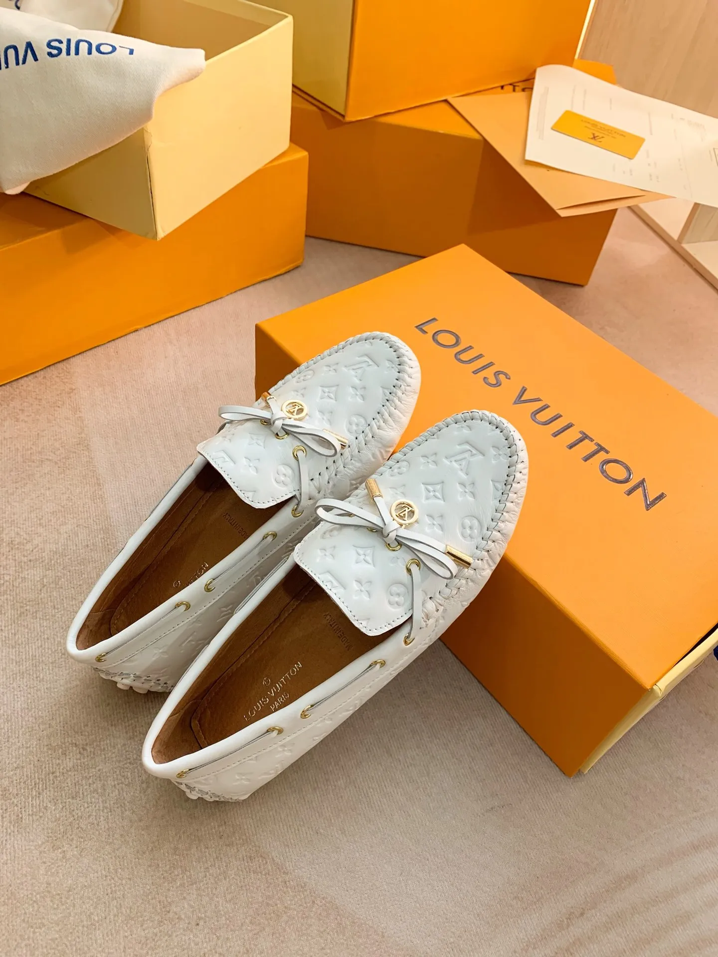 p460💰Couple model❤️🇫🇷 𝙇𝙤𝙪𝙞𝙨 𝙑𝙪𝙞𝙩𝙩𝙤𝙣 🇫🇷Louis Vuitton 2023 Classic𝓛𝓿 𝓣𝓻𝓪𝓲𝓷𝓮𝓻 Sports Series ➪➪➪¯ [Arizona Doudou Shoes Series] ▪️▪️▪️Arizona slip-on shoes are made of Monogram Eclipse canvas. Its hand-painted and dyed edges and hand-sewn uppers fully demonstrate Louis Vuitton's traditional shoemaking craftsmanship. This slip-on shoe is very lightweight. The integrated tongue and upper make it particularly comfortable and flexible. The soft outsole is equipped with rubber padding. Decorated with matching sash. Detailed features: ☑️Monogram Eclipse canvas ☑️Black Eclipse pattern ☑️Hand-painted shoe edges ☑️Hand-sewn uppers (each pair takes time to process) ☑️Integrated tongue and upper construction ☑️Outsole equipped with rubber lining ☑️size: 35_46